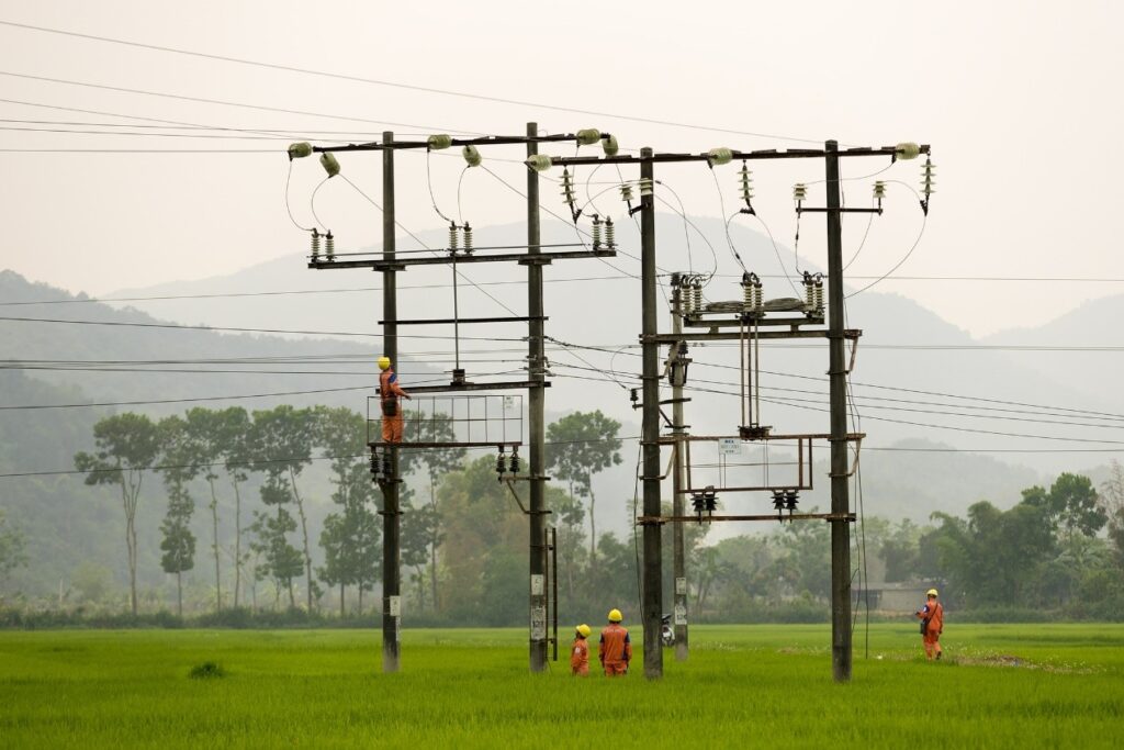 ベトナム太陽光発電の今後【2022年版】入札・FIT・DPPA：送電線の点検