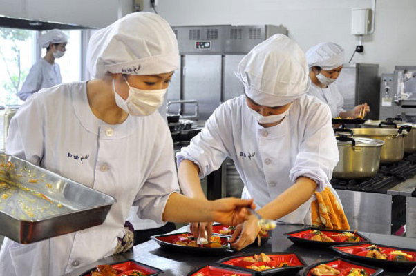 特定技能2号の対象職種が追加：ベトナム人材市場に与えるインパクト：お弁当工場で働く特定技能外国人