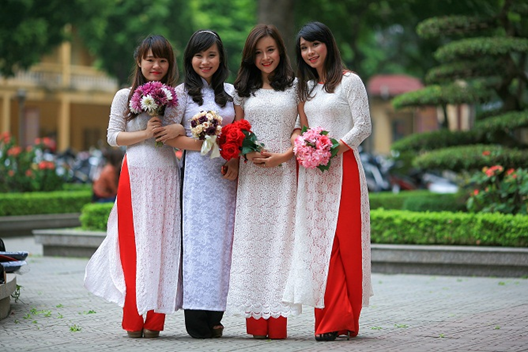ベトナム人あるある・考え方・価値観を解説【日本人との違い】：花束を持つ女性たち