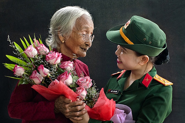 ベトナム人あるある・考え方・価値観を解説【日本人との違い】：ご老人に花束をあげる若者