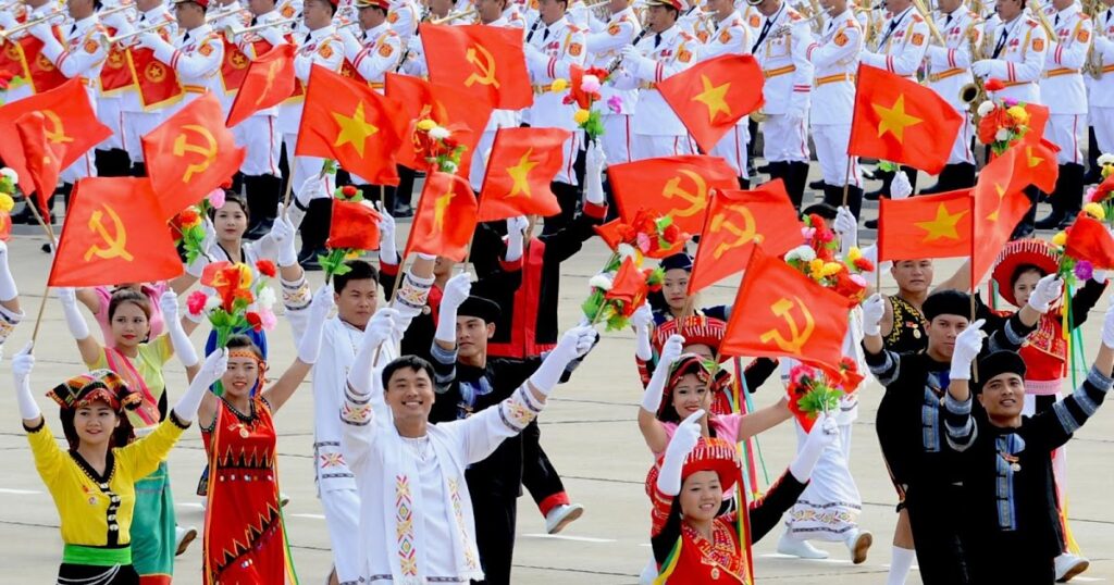 ベトナム人あるある・考え方・価値観を解説【日本人との違い】：国旗を持つベトナム人たち