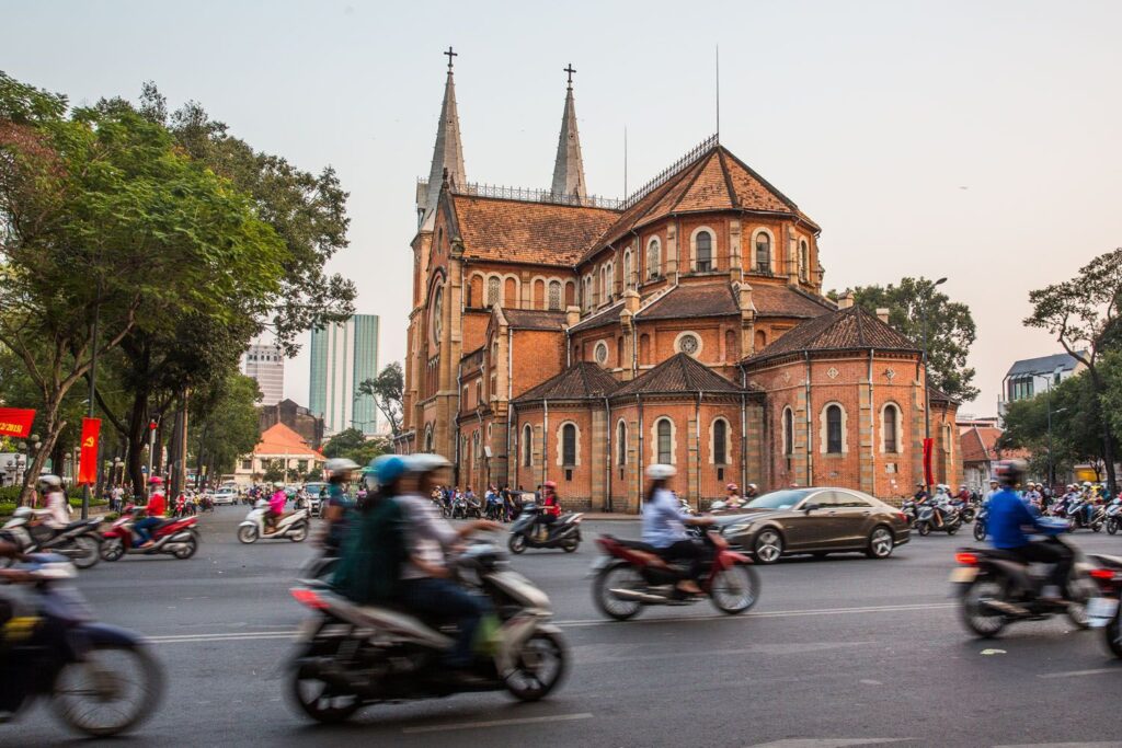 ベトナム地域別の特徴・消費スタイル考察【北部・中部・南部】：ホーチミンサイゴン大教会