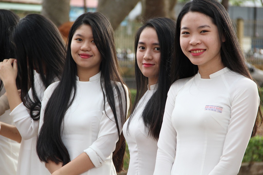 ベトナム人あるある・考え方・価値観を解説【日本人との違い】：アオザイを着ている学生たち