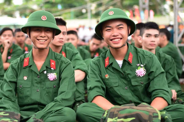 ベトナム人あるある・考え方・価値観を解説【日本人との違い】：笑顔の2人