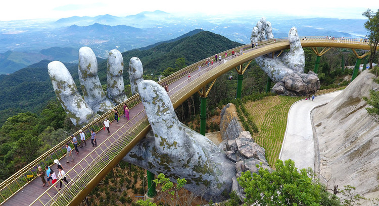 ベトナム基礎情報・経済・ビジネス動向を徹底解説：どんな国？:
ダナン市にある「golden bridge」