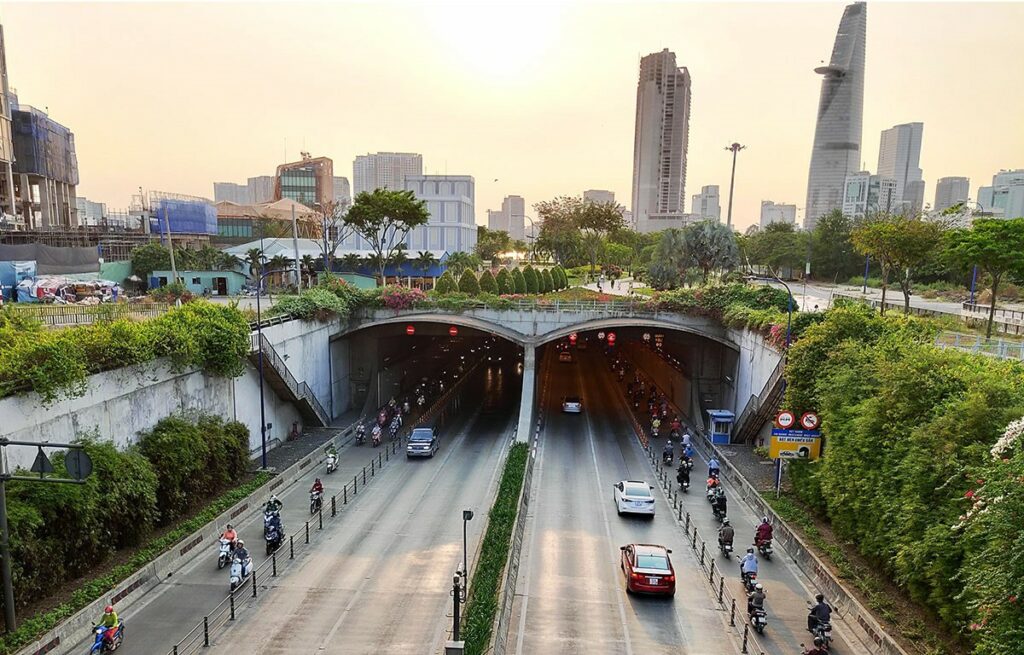 ベトナム建設市場の最新動向と将来予測：大林組が建設した、サイゴン川トンネルトンネルの入口（Thu Duc市方面）