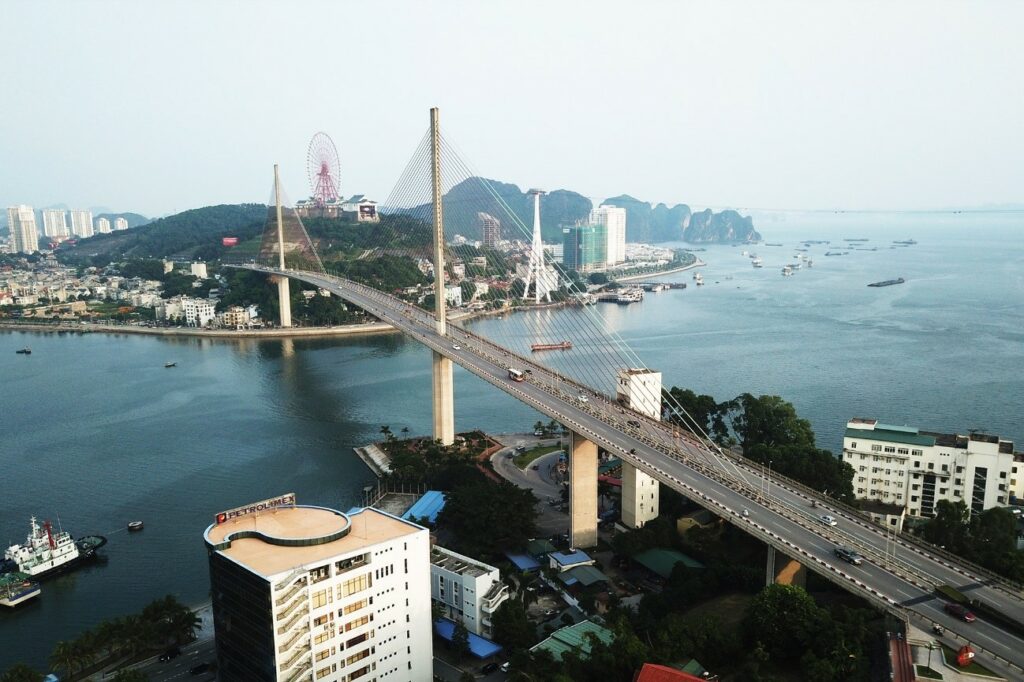ベトナム建設市場の最新動向と将来予測：世界的に有名な観光地である、ハロン市にあるバイチャイ橋